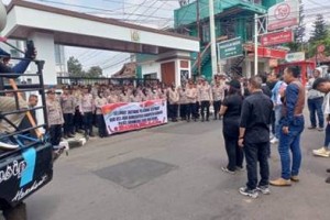 Aksi demo Kuningan Caang didepan Kejari Kuningan.